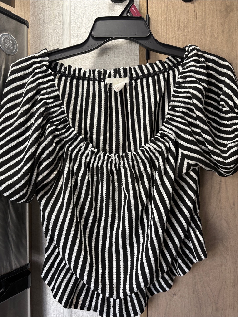 H&M Black & White Striped Puff Sleeve Crop Top